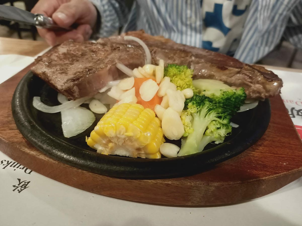 丹妮牛排-豐盛水果生菜沙拉,主餐堅持食材原味,每個細節都倍感