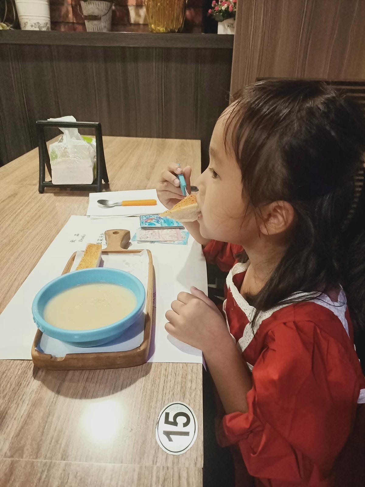 丹妮牛排-豐盛水果生菜沙拉,主餐堅持食材原味,每個細節都倍感