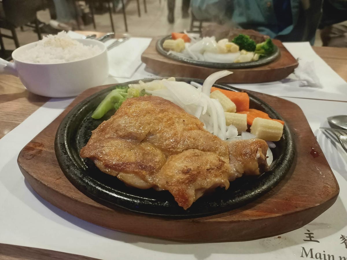 丹妮牛排-豐盛水果生菜沙拉,主餐堅持食材原味,每個細節都倍感