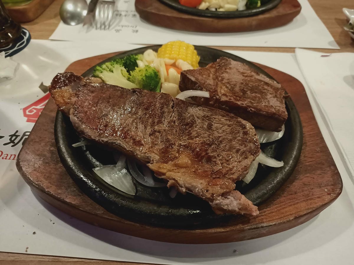 丹妮牛排-豐盛水果生菜沙拉,主餐堅持食材原味,每個細節都倍感